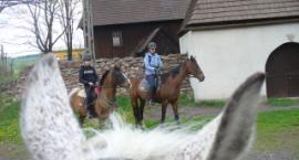 Przed kościółkiem w Rybnicy